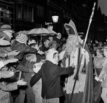 128709 Afbeelding van de aankomst van Sinterklaas in Utrecht.